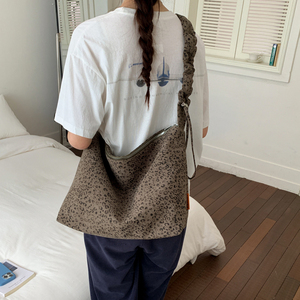 Sac à bandoulière chic léopard pour femme, sac hobo grande capacité avec sangle froncée pour le quotidien et le streetwear - Product Image 6