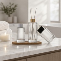 Ensemble de 3 flacons diffuseurs de parfum vides en verre transparent avec plateau en bois et bouchons dorés, argentés et noirs