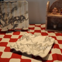 Plateau de service incurvé WeiVibe moderne multifonction en marbre blanc Arabescato à veines prononcées pour table de salle de bain