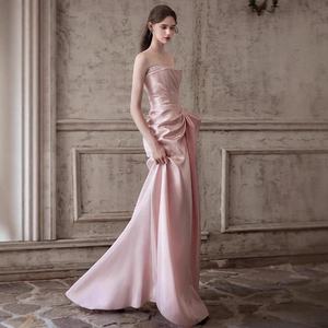 فستان سهرة أنيق جديد لعام 2026 بخصر مرتفع وتصميم ملفوف وتنورة طويلة مطوية من الساتان الوردي لحفلات أعياد الميلاد - Product Image 2