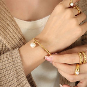 กำไลข้อมือสแตนเลสวินเทจ ชุบทอง ประดับมุกเทียม - Product Image 3