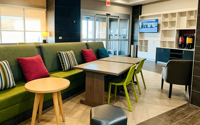 Meubles d'hôtel haut de gamme Home2 Suites by Hilton, canapé, table, ottoman pour projets hôteliers