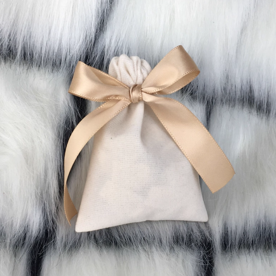 Sac beige avec ruban doré