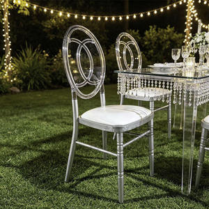 Silla de Hierro Dorada Electrochapada de Estilo Elegante con Cojín Blanco y Respaldo en Forma de O para Alquiler en Eventos y Bodas - Product Image 4
