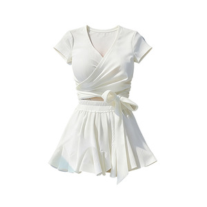 Traje de baño de dos piezas rosa para mujer, traje de baño estilo falda acanalada con cuello en V para playa y piscina - Product Image 3