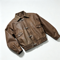 Blouson Bomber en Cuir Vintage pour Homme avec Broderies, Poches Cargo, Décoration à Crochets sur le Devant, Ourlet Élastique, Coupe Ample et Courte, Commande en Gros Personnalisée