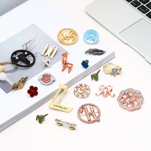 Insignias de metal esmaltado personalizadas con pedrería, diseño de personajes de forma irregular, sin níquel, estilo lindo para promoción - Product Image 2