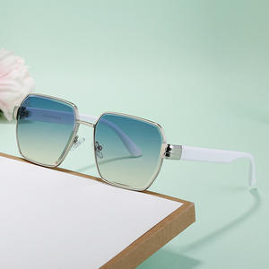 Lunettes de soleil carrées de style européen et américain sur mesure pour femmes, protection UV400, verres en PC, monture noire, design tendance Instagram - Product Image 3