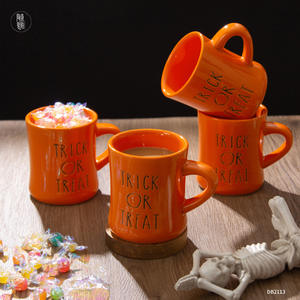 Mug en céramique personnalisé « Trick or Treat » orange pour fête d'Halloween avec poignée, impression sérigraphique, cadeau pour festival - Product Image 1