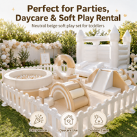 Ensemble de jeu modulaire pour enfants, beige neutre, avec piscine à balles, toboggan, structure d'escalade, château gonflable et clôture de sécurité, équipement de terrain de jeu