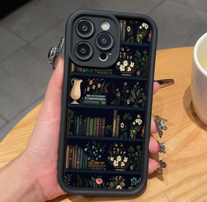 เคสโทรศัพท์ลายชั้นวางหนังสือสไตล์วินเทจ |   ของขวัญสำหรับคนรักหนังสือ |   ฝาครอบป้องกันซิลิโคนแบบนุ่ม - Product Image 3
