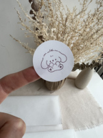 Autocollants en papier autocollants imprimés sur mesure avec pelliculage mat, logo violet pour l'emballage de vêtements et de marques de mode