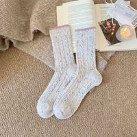 Vente en gros de chaussettes d'hiver épaisses, chaussettes mi-mollet torsadées pour femmes, chaussettes bicolores, chaussettes en laine à pois