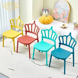 Taç tasarım Modern plastik doğum günü sandalyeleri çocuklar için renkli çocuk etkinlik sandalyeleri