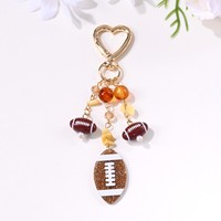 Breloque de sac de football en forme de cœur avec fermoir, breloques de ballon de rugby scintillantes, porte-clés à pompon perlé, accessoire de sac, pendentif de sac sportif