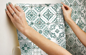 RoomMates RMK11281WP Papel pintado autoadhesivo con diseño de azulejos mediterráneos en verde bosque - Product Image 5