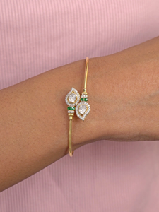 Brazalete Danta Gems Ira Petal, Inspirado en Flores, Elegante, Hecho a Mano, Tono Dorado, Diseño de Autor, Brazalete de Lujo, Moda Étnica - Product Image 5