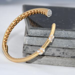 Brazalete Abrible con Diamantes en Oro de 18K |   Diamantes Cultivados en Laboratorio |   Corte Brillante para Mujer |   Elegante para Uso Diario, Certificado por IGI - Product Image 4
