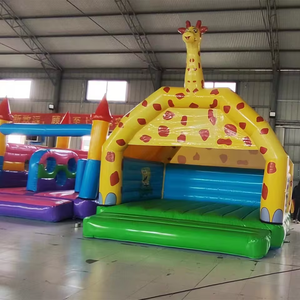 Toboggan aquatique gonflable géant avec mur d'escalade et toboggans extra larges pour adultes, à louer pendant la saison des festivals estivaux - Product Image 1