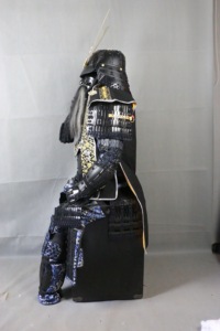 Armadura Samurai Yoroi 3D de Hierro Tallado en Negro Mate, Traje Completo con Casco Maedate Kabuto y Máscara Menpo, Tema Tradicional/Moderno para Adultos - Product Image 4
