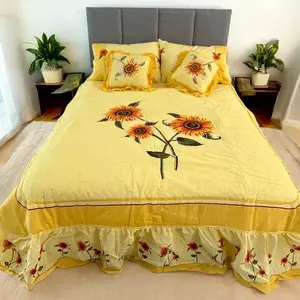 Trapunta Doppia con Motivo Girasoli e 2 Cuscini Decorativi - Product Image 4