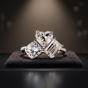 Bague de fiançailles en or blanc à trois pierres, diamant taille cœur, taille émeraude, certifiée GIA, style classique pour femme - Product Image 3
