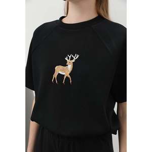 เสื้อยืดสีดำสำหรับผู้หญิงของโซลพร้อมลายปักกวางด้านหน้าอย่างหรูหรา - เสื้อแขนสั้นลำลองสวมใส่สบาย 32119TSH - Product Image 2