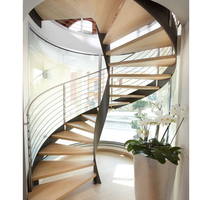 Escalier incurvé moderne en acier au carbone et bois massif avec garde-corps en verre durable – Designs d'usine