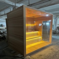 Salle de sauna finlandaise traditionnelle avec bois de pruche moderne et chauffe-eau à pierres pour une expérience spa