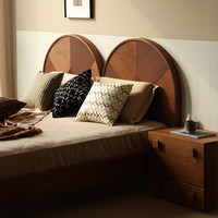 Grand lit double vintage en bois de cerisier massif avec tête de lit haute pour chambre principale ou lit de mariage