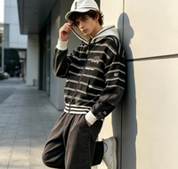 Sweat à capuche double à rayures, style décontracté, gris clair contrastant, effet vieilli et délavé, avec détails de patchs, coupe oversize respirante
