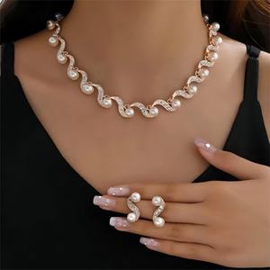 Ensemble de bijoux plaqué or avec collier et boucles d'oreilles en fausses perles ondulées pour femmes, idéal pour les mariages et les fêtes - Vente en gros - Product Image 1
