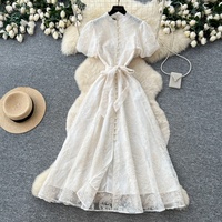 Robe longue décontractée WIWT pour femme, élégante, blanche, en dentelle brodée, coupe trapèze, col montant, manches courtes bouffantes, avec ceinture, idéale pour le quotidien et les vacances