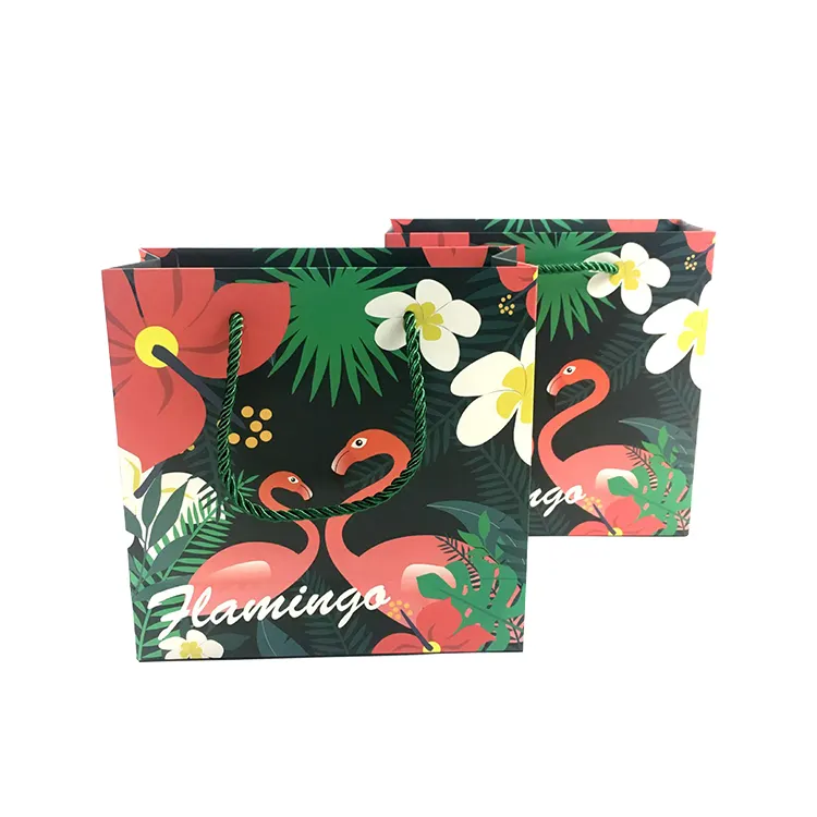 Sacchetto di carta regalo per lo shopping di lusso commerciale con stampa a colori unica personalizzata riciclata con il tuo logo in stock