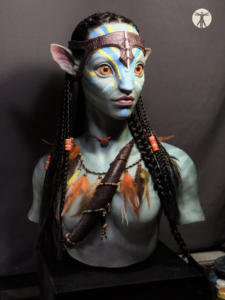 Scultura Femminile Personalizzata di Alta Qualità in Silicone e Fibra di Vetro, Personaggio Realistico di Guerriero Tribale con Pelle Blu per Arredamento Casa - Product Image 3