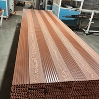 Planches de terrasse personnalisées avec logo gravé, en bois composite antidérapant pour extérieur, parfaits pour parcs et bateaux