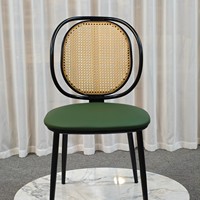 Chaise de salle à manger moderne personnalisable en métal avec dossier rembourré, assise verte, cadre noir, boucle arrondie, pour café, restaurant, hôtel