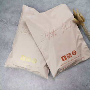 Enveloppes d'expédition en plastique biodégradable, durables et sécurisées, avec logo imprimé personnalisé, pour l'emballage et la livraison de vêtements. - Product Image 2