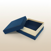 Boîte d'emballage rigide en papier bleu roi pour bijoux, avec estompeuse visuelle élégante et sceau de signature, présentoir architectural moderne