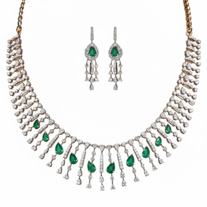 Ensemble de collier en diamants émeraude intemporel, bijoux fins de luxe sophistiqués pour femmes, avec un style élégant pour les mariages - Product Image 1