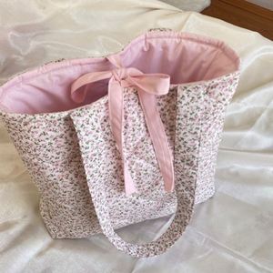 Bolsos de mano grandes de verano con estampado floral, bolsos de hombro de algodón acolchado personalizados de moda, bolsos de viaje y compras con lazo para mujer - Product Image 1