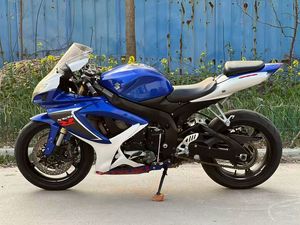 <span class=keywords><strong>Suzuki</strong></span> GSX-R600 K6/K7/K8 600cc Usata, <span class=keywords><strong>Moto</strong></span> Sportiva con Scarico SC Project Blu/Bianco, <span class=keywords><strong>Moto</strong></span> da Corsa <span class=keywords><strong>Suzuki</strong></span> Gixxer <span class=keywords><strong>600</strong></span> di Seconda Mano - Product Image 4