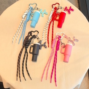 พวงกุญแจขวดน้ำลายเชือกถักสไตล์มิว พร้อมจี้ห้อยกระเป๋าและกระเป๋าเดินทาง - Product Image 4