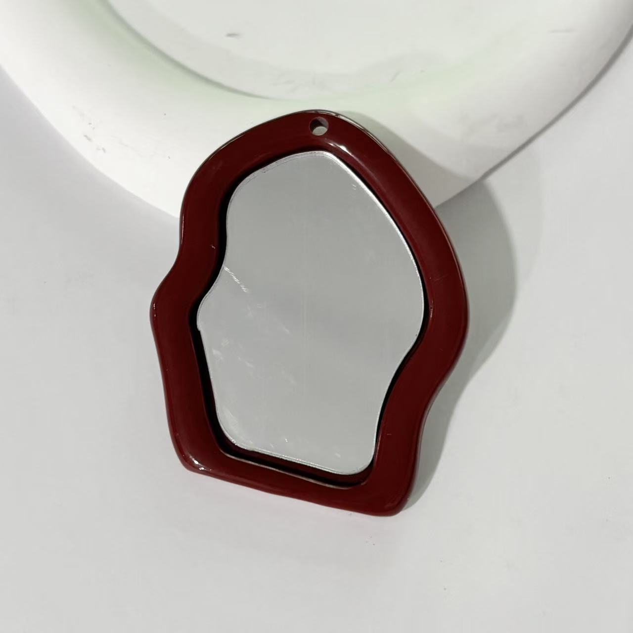 Irregular small mirror-brown