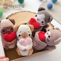 Peluche chat en crochet en forme de cœur - Fait main pour la Saint-Valentin, adorable poupée chaton sur le thème de l'amour avec cœurs brodés, chat de la Saint-Valentin