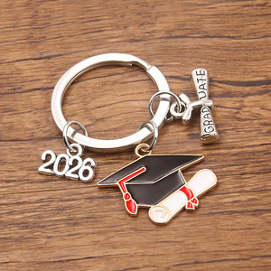 Porte-clés de diplômation promotion 2026, breloque émaillée en forme de toque et de diplôme avec pendentif « Diplômé » pour étudiants et cadeaux de fête - Product Image 3