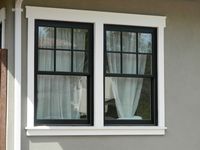 Fenêtre en aluminium à double battant, grille noire premium, à rupture de pont thermique, insonorisée, facile à nettoyer, idéale pour villa avec vue sur le lac