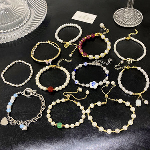 Bracciali con perline di perle di <span class=keywords><strong>coppia</strong></span> regalo <span class=keywords><strong>braccialetti</strong></span> da donna con ciondoli di temperamento di design all'ingrosso - Product Image 4