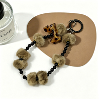 Chaîne de téléphone et dragonne de poignet mignons et moelleux, avec pompon motif chauve-souris perlé et imprimé sérigraphié, porte-clés 2-en-1 et ornement de sac