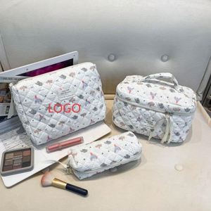 Bolsa de Cosméticos Acolchada de Seersucker Suave de Alta Calidad, Bolsa de Maquillaje Portátil con Diseño de Dibujos Animados para Niñas, Organizador de Artículos de Aseo de Gran Capacidad - Product Image 1